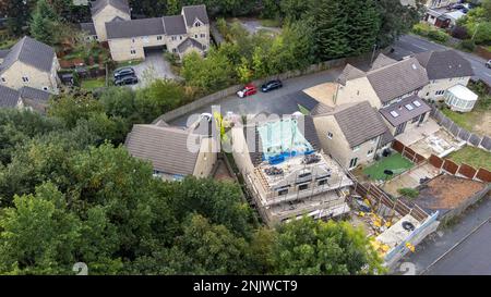 Foto aerea di una tipica tenuta residenziale a Birkby vicino al centro della città di Huddersfield, nel quartiere Kirklees dello Yorkshire occidentale che mostra constru Foto Stock