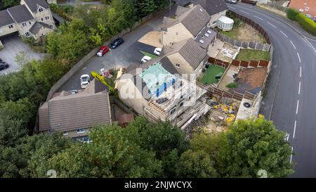 Foto aerea di una tipica tenuta residenziale a Birkby vicino al centro della città di Huddersfield, nel quartiere Kirklees dello Yorkshire occidentale che mostra constru Foto Stock