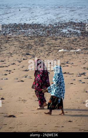 Afrika, Marokko, Südmarokko, Sidi Ifni, Frauen am Strand Foto Stock