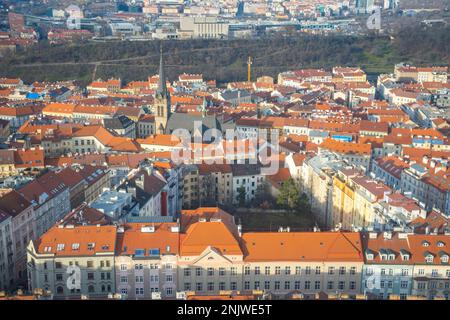 Vista della parte vecchia e nuova della città dalla Torre televisiva di Zizkov a Praga, repubblica Ceca Foto Stock