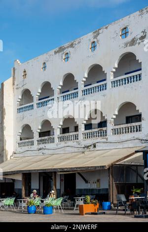 Afrika, Marokko, Südmarokko, Sidi Ifni, Bd Moulay Abdellah, Strassencafe auf der Promenade Foto Stock