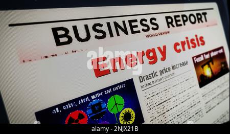 Crisi energetica e gas combustibile prezzo dell'elettricità quotidiano lettura su schermo mobile tablet computer. Uomo touch screen con titoli notizie abstract c Foto Stock