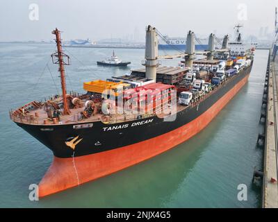 YANTAI, CINA - 23 FEBBRAIO 2023 - il sogno di Tanes di linea sino-Africano salpa dal porto di Yantai nella provincia di Shandong della Cina Orientale il 23 febbraio 2023. O Foto Stock