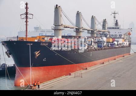 YANTAI, CINA - 23 FEBBRAIO 2023 - il transatlantico sino-africano 'Tanes Dream' è pronto per la partenza al porto di Yantai, nella provincia di Shandong della Cina Orientale, il 23 febbraio Foto Stock