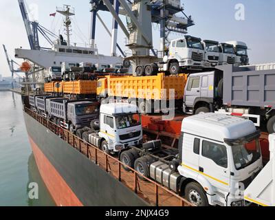 YANTAI, CINA - 23 FEBBRAIO 2023 - il transatlantico sino-africano 'Tanes Dream' è pronto per la partenza al porto di Yantai, nella provincia di Shandong della Cina Orientale, il 23 febbraio Foto Stock