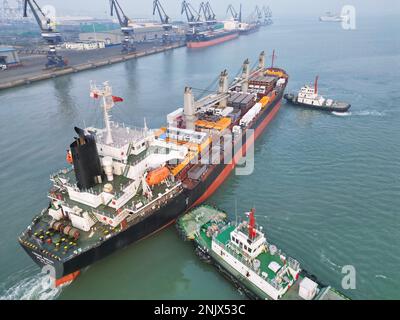 YANTAI, CINA - 23 FEBBRAIO 2023 - il sogno di Tanes di linea sino-Africano salpa dal porto di Yantai nella provincia di Shandong della Cina Orientale il 23 febbraio 2023. O Foto Stock