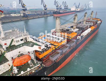 YANTAI, CINA - 23 FEBBRAIO 2023 - il sogno di Tanes di linea sino-Africano salpa dal porto di Yantai nella provincia di Shandong della Cina Orientale il 23 febbraio 2023. O Foto Stock