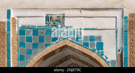 Vista dettagliata dell'antica arte islamica sul portale d'ingresso del santuario patrimonio a Mazar-i-Sharif vicino a Panjakent o Penjikent, regione di Sughd, Tagikistan Foto Stock