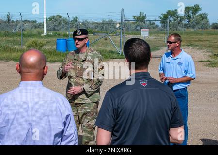 Gregory Goodman, 219th Comandante dello Squadrone delle forze di sicurezza, briefing i membri del supporto del datore di lavoro del gruppo della Guardia e della Riserva sull'esercitazione i membri di SFS si esibiscono alla base dell'aeronautica militare di Minot, North Dakota, 10 agosto 2022. I membri della North Dakota Air National Guard si allenano e lavorano senza problemi, fianco a fianco con gli Stati Uniti Le forze di sicurezza attive dell'aeronautica i membri dell'ala missilistica 91st mentre mantengono gli standard di sicurezza nei campi missilistici. Foto Stock