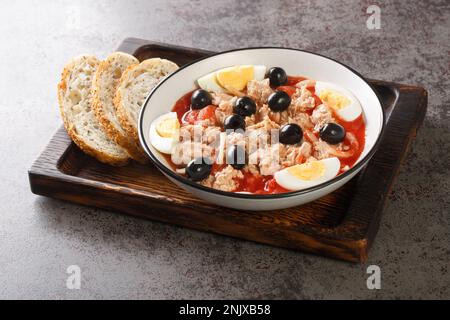 Insalata tradizionale di moje murciana fresca e deliziosa con pomodori in scatola, tonno, uova e cipolle condite con olio vergine di oliva primo piano sul piatto Foto Stock