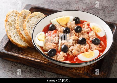 Insalata murciana, facile, ricca, sana e fresca da mangiare in estate primo piano sul piatto sul bordo di legno. Orizzontale Foto Stock