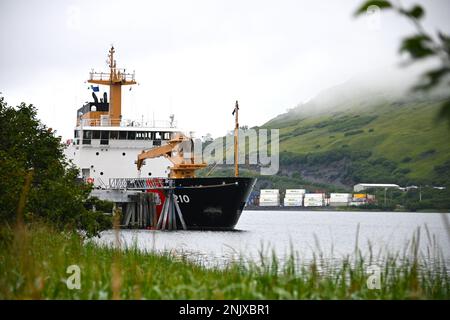 Coast Guard Cutter Cypress siede ormeggiata ad un molo sulla base Kodiak a Womens Bay, Alaska, il 11 agosto 2022. L'equipaggio Cypress ricopre il ruolo di "Custode Aleutiano" e si occupa della manutenzione degli ausili alla navigazione attraverso Kodiak e la catena Aleutiana. STATI UNITI Foto della Guardia Costiera di Petty Officer 3rd Classe Ian Gray. Foto Stock