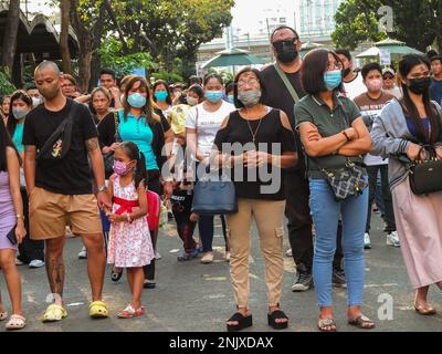 Parañaque Città della metropolitana Manila. 22/02/2023, i devoti cattolici con segni di cenere sulla fronte aspettano di entrare nella chiesa. I fedeli cattolici ricevono i segni di cenere della croce sulla loro fronte, nei terreni della Chiesa Redentorista (nota anche come Chiesa di Baclaran) nella città di Parañaque, Metro Manila. Segna l'inizio della Quaresima, il periodo quaresimale di 40 giorni nel calendario cattolico. È anche il momento del pentimento, della riflessione e del rinnovamento un migliore devoto cattolico. Credit: SOPA Images Limited/Alamy Live News Foto Stock