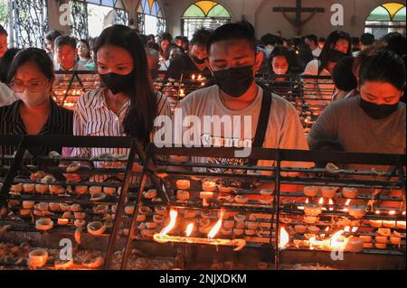 Parañaque Città della metropolitana Manila. 22/02/2023, i devoti cattolici vedettero pregare nella cappella delle candele della chiesa di Baclaran. I fedeli cattolici ricevono i segni di cenere della croce sulla loro fronte, nei terreni della Chiesa Redentorista (nota anche come Chiesa di Baclaran) nella città di Parañaque, Metro Manila. Segna l'inizio della Quaresima, il periodo quaresimale di 40 giorni nel calendario cattolico. È anche il momento del pentimento, della riflessione e del rinnovamento un migliore devoto cattolico. Credit: SOPA Images Limited/Alamy Live News Foto Stock