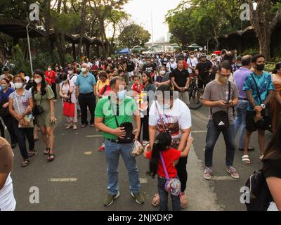 Parañaque Città della metropolitana Manila. 22/02/2023, i devoti cattolici con segni di cenere sulla fronte aspettano di entrare nella chiesa. I fedeli cattolici ricevono i segni di cenere della croce sulla loro fronte, nei terreni della Chiesa Redentorista (nota anche come Chiesa di Baclaran) nella città di Parañaque, Metro Manila. Segna l'inizio della Quaresima, il periodo quaresimale di 40 giorni nel calendario cattolico. È anche il momento del pentimento, della riflessione e del rinnovamento un migliore devoto cattolico. Credit: SOPA Images Limited/Alamy Live News Foto Stock