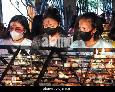 Parañaque Città della metropolitana Manila. 22/02/2023, i devoti cattolici vedettero pregare nella cappella delle candele della chiesa di Baclaran. I fedeli cattolici ricevono i segni di cenere della croce sulla loro fronte, nei terreni della Chiesa Redentorista (nota anche come Chiesa di Baclaran) nella città di Parañaque, Metro Manila. Segna l'inizio della Quaresima, il periodo quaresimale di 40 giorni nel calendario cattolico. È anche il momento del pentimento, della riflessione e del rinnovamento un migliore devoto cattolico. Credit: SOPA Images Limited/Alamy Live News Foto Stock