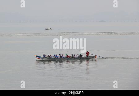 Un tradizionale addestramento della barca a remi della Cantabria trainera nella baia di Santander Cantabria Spagna Foto Stock