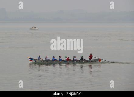 Un tradizionale addestramento della barca a remi della Cantabria trainera nella baia di Santander Cantabria Spagna Foto Stock