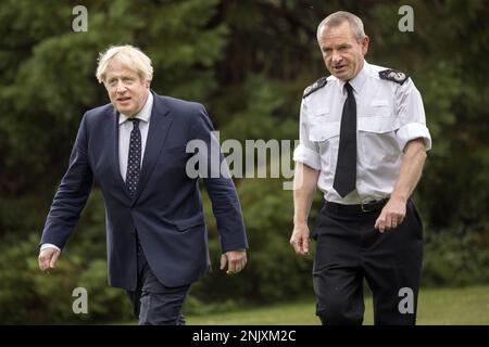 Foto del file datata 04/08/21 del primo Ministro Boris Johnson con il Capo Constable Iain Livingstone mentre incontra gli ufficiali durante una visita allo Scottish Police College a Tulliallan vicino Kincardine, Fife. Polizia Scozia Capo Constable Sir Iain Livingstone ha annunciato che sta scendendo dopo quasi sei anni di lavoro. Sir Iain ha detto giovedì ad una riunione dell'autorità di polizia scozzese: "Ho deciso di ritirarmi dall'ufficio di capo constabile alla fine di quest'anno. In estate mi ritirerò dalle attività di polizia”. Data di emissione: Giovedì 23 febbraio 2023. Foto Stock