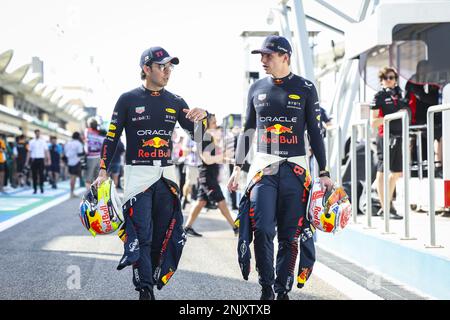 Sakhir, Bahrain - 23/02/2023, PEREZ Sergio (mex), Red Bull Racing RB19, ritratto con VERSTAPPEN Max (ned), Red Bull Racing RB19 durante la Formula 1 Armco, test pre-stagione 2023 del Campionato Mondiale FIA Formula uno 2023 dal 23 al 25 febbraio 2023 sul circuito Internazionale del Bahrain, a Sakhir, Bahrain - Foto: FLORENT GOODEN / DPPI Media/LiveMedia Foto Stock