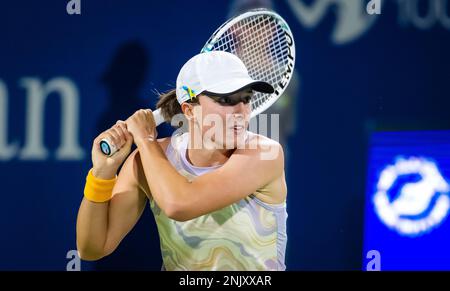 Dubai, UAE - 21 febbraio 2023, IgA Swiatek di Polonia in azione durante il secondo round del Dubai Duty Free Tennis Championships 2023 WTA 1000 torneo di tennis il 21 febbraio 2023 a Dubai, UAE - Foto: ROB PRANGE / SpainDPPI / DPPI/LiveMedia Foto Stock