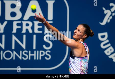 Dubai, Emirati Arabi Uniti - 21 febbraio 2023, Karolina Pliskova della Repubblica Ceca in azione contro Maria Sakkari della Grecia durante il secondo round del Dubai Duty Free Tennis Championships 2023 WTA 1000 torneo di tennis il 21 febbraio 2023 a Dubai, Emirati Arabi Uniti - Foto: ROB PRANGE / SpainDPPI / DPPI/LiveMedia Foto Stock