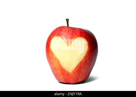 mela (Malus domestica), mela rossa fresca con cuore inciso, ritaglio Foto Stock