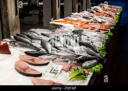 pesce fresco e frutti di mare disposti sul tavolo con ghiaccio sul mercato del pesce Foto Stock