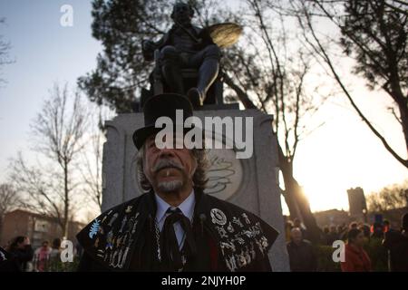 Un fratello della Sardina con un capo pieno di medaglie allegoriche di sardine, guarda al pubblico e dietro la statua di Francisco de Goya, prima di iniziare la celebrazione del carnevale della sepoltura della Sardina che ha girato le strade di Madrid. La sepoltura della sardina è una processione funebre che si celebra ogni Mercoledì delle Ceneri, per dire Arrivederci alla settimana di carnevale a Madrid, si ritiene che la festa risale al 18th ° secolo. Si festeggia il passaggio ai quaranta giorni precedenti l'arrivo della settimana Santa. Foto Stock