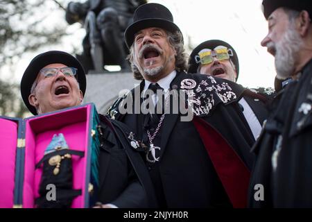 Madrid, Spagna. 22nd Feb, 2023. Membri della fraternità della Sardina, cantano canzoni durante la celebrazione carnevale della sepoltura della Sardina che ha girato le strade di Madrid. La sepoltura della sardina è una processione funebre che si celebra ogni Mercoledì delle Ceneri, per dire Arrivederci alla settimana di carnevale a Madrid, si ritiene che la festa risale al 18th ° secolo. Si festeggia il passaggio ai quaranta giorni precedenti l'arrivo della settimana Santa. Credit: SOPA Images Limited/Alamy Live News Foto Stock