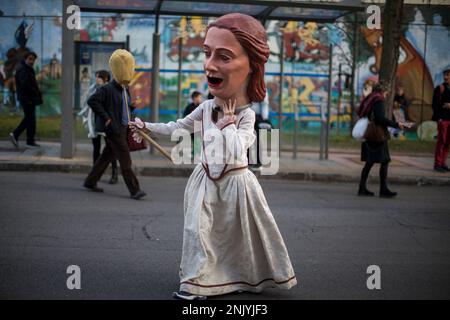 Una donna testarda con una maschera danze al suono della band musicale, che accompagna il leader della sfilata, durante la celebrazione carnevale della sepoltura dei Sardini che ha girato per le strade di Madrid. La sepoltura della sardina è una processione funebre che si celebra ogni Mercoledì delle Ceneri, per dire Arrivederci alla settimana di carnevale a Madrid, si ritiene che la festa risale al 18th ° secolo. Si festeggia il passaggio ai quaranta giorni precedenti l'arrivo della settimana Santa. (Foto di Luis Soto/SOPA Images/Sipa USA) Foto Stock