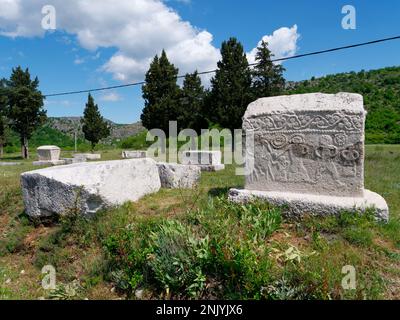 Stecci Cimiteri medievali a Radimlja, Bosnia-Erzegovina. Sito UNESCO. Luogo di interesse storico. Foto Stock