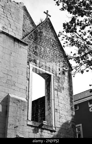 Portici, pilastri e la facciata di Do Carmo convento a Lisbona, Portogallo Foto Stock