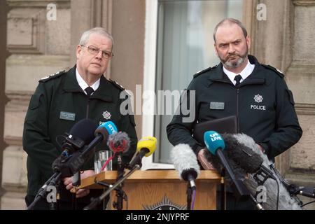 Il Capo Constable Simon Byrne (a sinistra) e l'Assistente Capo Constable Mark McEwan del Servizio di polizia dell'Irlanda del Nord (PSNI) parlano ai media al di fuori della sede centrale di PSNI a Belfast, a seguito della sparatoria del Capo Inspector Detective fuori servizio John Caldwell il mercoledì sera. Il signor Caldwell è stato sparato più volte da uomini mascherati davanti ai giovani che aveva allenato. Rimane in una condizione critica ma stabile in ospedale dopo l'attacco. Data immagine: Giovedì 23 febbraio 2023. Foto Stock