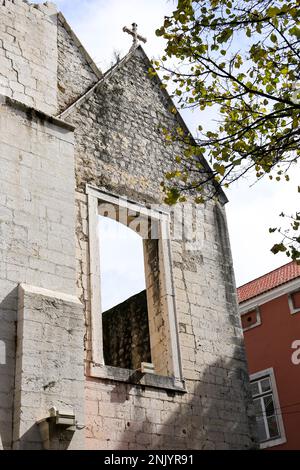 Portici, pilastri e la facciata di Do Carmo convento a Lisbona, Portogallo Foto Stock