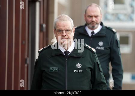 Il Capo Constable Simon Byrne (a sinistra) e l'Assistente Capo Constable Mark McEwan del Servizio di polizia dell'Irlanda del Nord (PSNI) parlano ai media al di fuori della sede centrale di PSNI a Belfast, a seguito della sparatoria del Capo Inspector Detective fuori servizio John Caldwell il mercoledì sera. Il signor Caldwell è stato sparato più volte da uomini mascherati davanti ai giovani che aveva allenato. Rimane in una condizione critica ma stabile in ospedale dopo l'attacco. Data immagine: Giovedì 23 febbraio 2023. Foto Stock