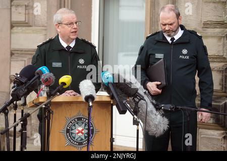 Il Capo Constable Simon Byrne (a sinistra) e l'Assistente Capo Constable Mark McEwan del Servizio di polizia dell'Irlanda del Nord (PSNI) parlano ai media al di fuori della sede centrale di PSNI a Belfast, a seguito della sparatoria del Capo Inspector Detective fuori servizio John Caldwell il mercoledì sera. Il signor Caldwell è stato sparato più volte da uomini mascherati davanti ai giovani che aveva allenato. Rimane in una condizione critica ma stabile in ospedale dopo l'attacco. Data immagine: Giovedì 23 febbraio 2023. Foto Stock