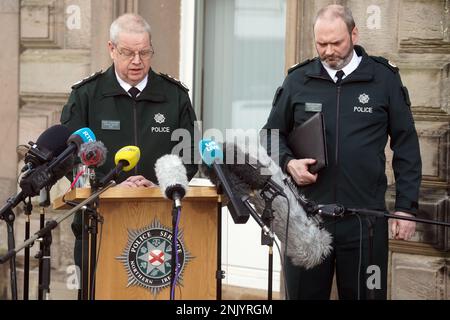 Il Capo Constable Simon Byrne (a sinistra) e l'Assistente Capo Constable Mark McEwan del Servizio di polizia dell'Irlanda del Nord (PSNI) parlano ai media al di fuori della sede centrale di PSNI a Belfast, a seguito della sparatoria del Capo Inspector Detective fuori servizio John Caldwell il mercoledì sera. Il signor Caldwell è stato sparato più volte da uomini mascherati davanti ai giovani che aveva allenato. Rimane in una condizione critica ma stabile in ospedale dopo l'attacco. Data immagine: Giovedì 23 febbraio 2023. Foto Stock