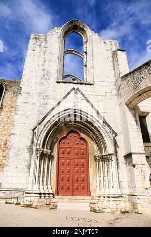 Portici, pilastri e la facciata di Do Carmo convento a Lisbona, Portogallo Foto Stock