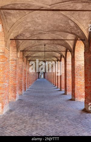 Colonnato della Galleria degli antichi (Galleria degli antichi) con colonne e archi in mattoni rossi nella città di Sabbioneta. Lombardia, Italia Foto Stock