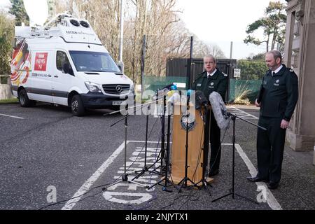 Il Capo Constable Simon Byrne (a sinistra) e l'Assistente Capo Constable Mark McEwan del Servizio di polizia dell'Irlanda del Nord (PSNI) parlano ai media al di fuori della sede centrale di PSNI a Belfast, a seguito della sparatoria del Capo Inspector Detective fuori servizio John Caldwell il mercoledì sera. Il signor Caldwell è stato sparato più volte da uomini mascherati davanti ai giovani che aveva allenato. Rimane in una condizione critica ma stabile in ospedale dopo l'attacco. Data immagine: Giovedì 23 febbraio 2023. Foto Stock