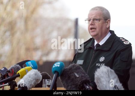 Il Capo Constable Simon Byrne del Servizio di polizia dell'Irlanda del Nord (PSNI) parla con i media al di fuori della sede centrale di PSNI a Belfast, a seguito della sparatoria del Capo ispettore fuori servizio John Caldwell il mercoledì sera. Il signor Caldwell è stato sparato più volte da uomini mascherati davanti ai giovani che aveva allenato. Rimane in una condizione critica ma stabile in ospedale dopo l'attacco. Data immagine: Giovedì 23 febbraio 2023. Foto Stock
