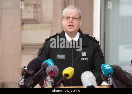 Il Capo Constable Simon Byrne del Servizio di polizia dell'Irlanda del Nord (PSNI) parla con i media al di fuori della sede centrale di PSNI a Belfast, a seguito della sparatoria del Capo ispettore fuori servizio John Caldwell il mercoledì sera. Il signor Caldwell è stato sparato più volte da uomini mascherati davanti ai giovani che aveva allenato. Rimane in una condizione critica ma stabile in ospedale dopo l'attacco. Data immagine: Giovedì 23 febbraio 2023. Foto Stock
