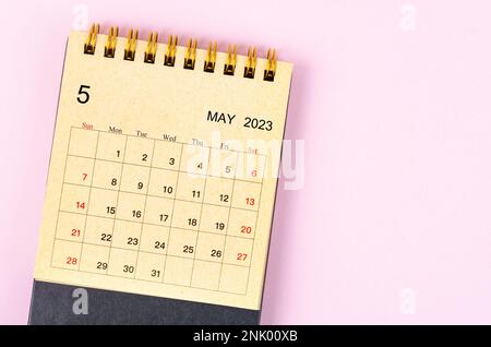 Maggio 2023 Calendario mensile della scrivania per 2023 anno fatto da carta artigianale su sfondo bello. Foto Stock