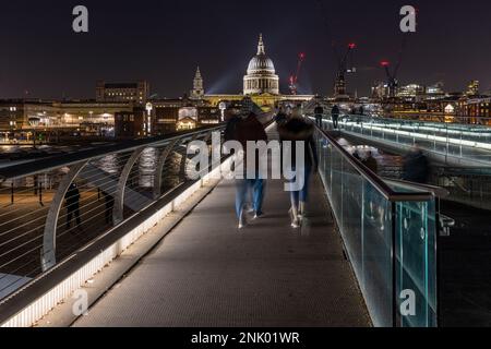 Millennium Bridge, St Paul's Cathedral, The City, River Thames at night, Londra, Inghilterra, Regno Unito Foto Stock