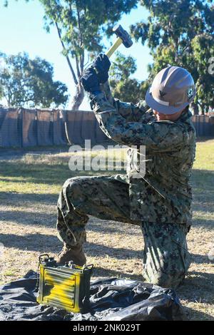 PORT HUENEME, California (10 agosto 2022) Information Systems Technician 2nd Class Elise Smith esegue procedure di distruzione di emergenza durante l'esercitazione FTX (Field Training Exercise) del Battaglione Navale per la costruzione di mobili (NMCB) 18. La FTX è progettata per analizzare la capacità di costruzione di un battaglione, la logistica di spedizione e le operazioni di combattimento per supportare le principali operazioni di combattimento, la risposta ai disastri e l’assistenza umanitaria. Foto Stock