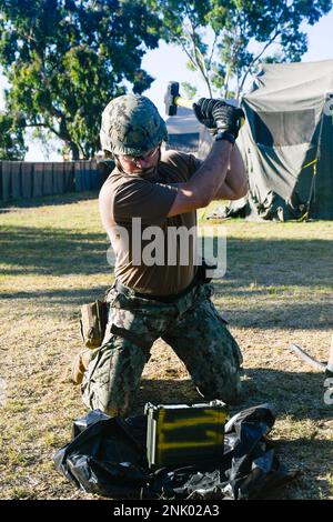 PORT HUENEME, California (10 agosto 2022) il tecnico dell'elettronica 1st Classe Richard Fowler esegue procedure di distruzione di emergenza durante l'esercitazione FTX (Field Training Exercise) del Battaglione Navale per la costruzione di mobili (NMCB) 18. La FTX è progettata per analizzare la capacità di costruzione di un battaglione, la logistica di spedizione e le operazioni di combattimento per supportare le principali operazioni di combattimento, la risposta ai disastri e l’assistenza umanitaria. Foto Stock