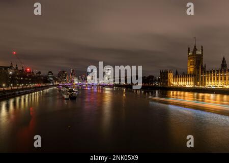 Fiume Tamigi verso Lambeth Bridge e il Palazzo di Westminster, Londra, Inghilterra, Regno Unito Foto Stock