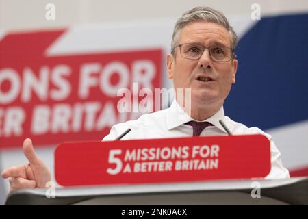 Manchester, Regno Unito. Febbraio 23rd, 2023. Keir Starmer lancia cinque missioni coraggiose per una migliore Gran Bretagna al 1 Angel Square, Manchester UK. Il leader laburista ha parlato di fronte ai colleghi del gabinetto ombra e ai politici con sede a Manchester. Egli ha delineato lo scopo delle missioni come. "Significa fornire una chiara serie di priorità. Un'attenzione incessante alle cose che contano di più". Picture: Garyroberts/worldwidefeatures.com/Alamy Live News Foto Stock