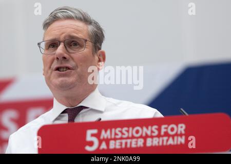 Manchester, Regno Unito. Febbraio 23rd, 2023. Keir Starmer lancia cinque missioni coraggiose per una migliore Gran Bretagna al 1 Angel Square, Manchester UK. Il leader laburista ha parlato di fronte ai colleghi del gabinetto ombra e ai politici con sede a Manchester. Egli ha delineato lo scopo delle missioni come. "Significa fornire una chiara serie di priorità. Un'attenzione incessante alle cose che contano di più". Picture: Garyroberts/worldwidefeatures.com/Alamy Live News Foto Stock